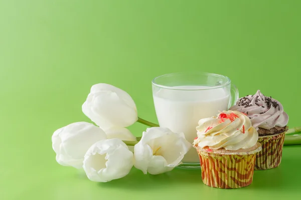 Desayuno infantil con tulipanes blancos y dulces — Foto de Stock