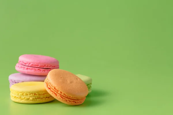 Mavi düz arka plan üzerinde beş renkli macaron — Stok fotoğraf