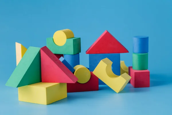 O castelo de brinquedo de blocos de cor no fundo azul — Fotografia de Stock