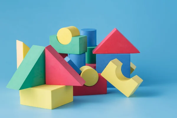O castelo de brinquedo de blocos de cor no fundo azul — Fotografia de Stock