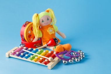 Bebek ile müzik aletleri