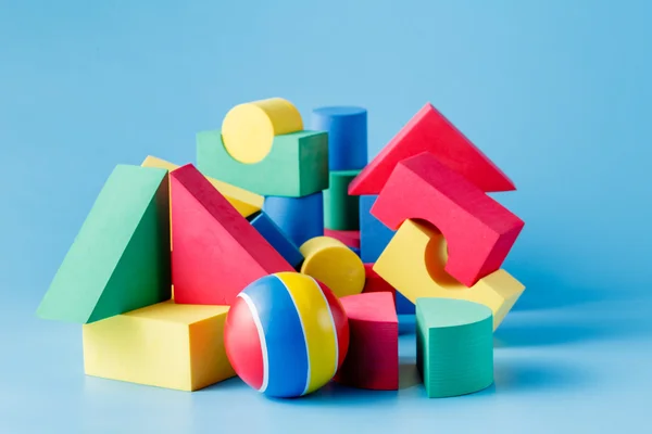 Kinderspeelgoed op een blauwe achtergrond — Stockfoto
