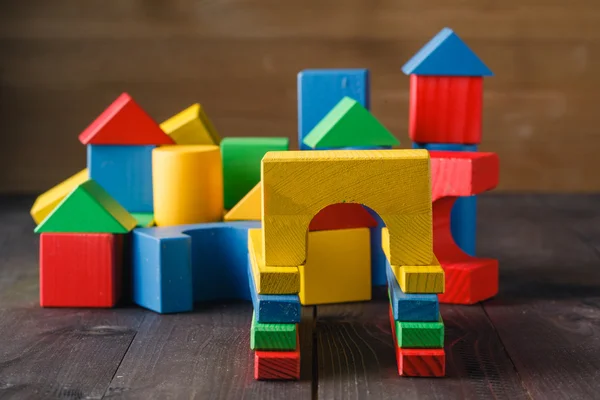 Edificio da blocchi di legno colorati per bambini — Foto Stock