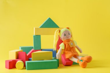 Oyuncak evi ve bebek ile blok