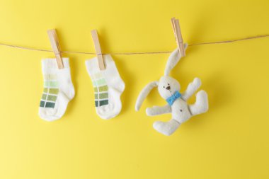 clothesline üzerinde asılı bebek ürünleri