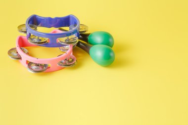 Sarı arka plan müzik aletleri koleksiyonu