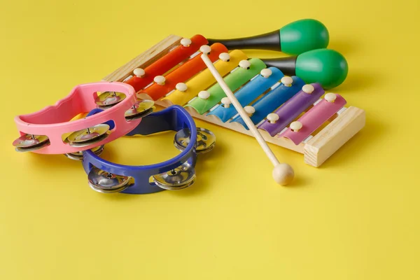 Collection d'instruments de musique sur fond jaune — Photo