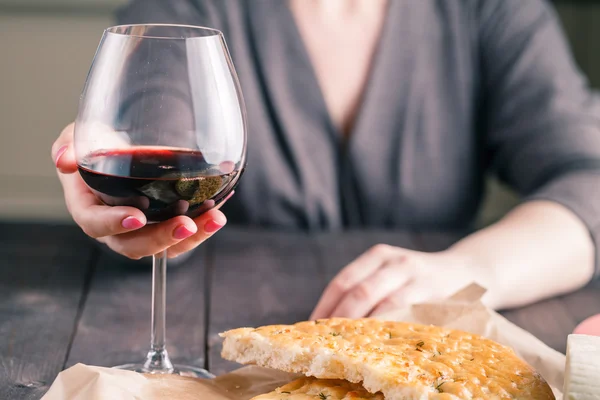 Vrouw drinken van wijn en het eten van brood — Stockfoto