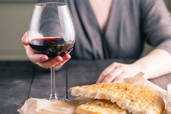 Vrouw drinken van wijn en het eten van brood — Stockfoto