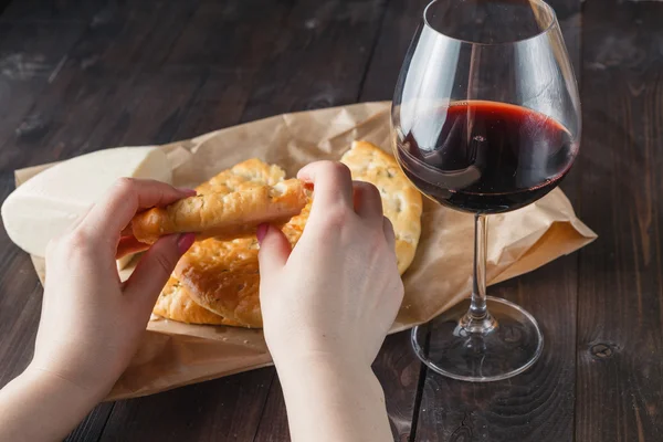 Gebroken brood van brood en glas rode wijn — Stockfoto
