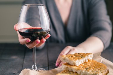 kadınların elleri ve bir kadeh şarap