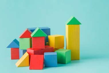 Renkli ahşap oyuncak yapı taşları