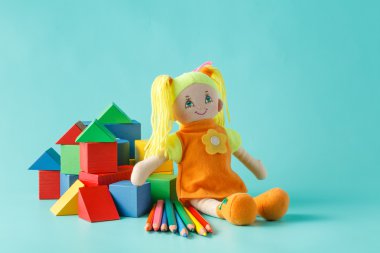 Renkli kalemler ile bebek