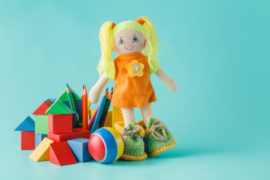 Aquamarine bebek ile renkli oyuncak koleksiyonu