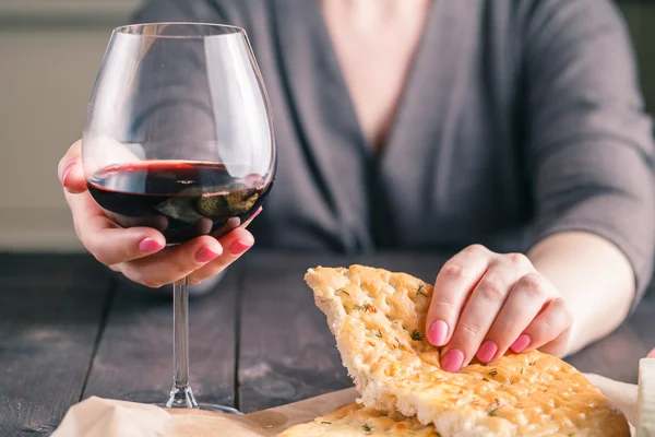 Mulher bebendo vinho e comendo pão — Fotografia de Stock