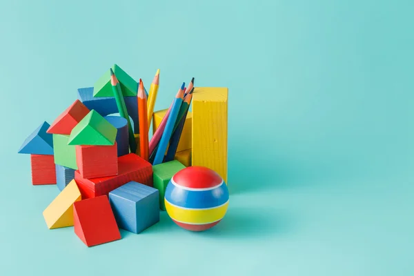 Bloque de construcción de madera y lápices de colores — Foto de Stock