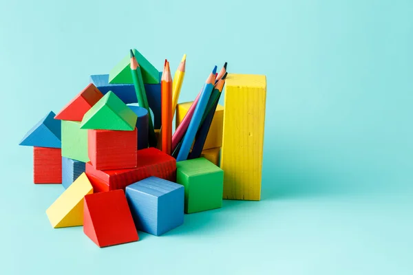 Mattone di legno e matite colorate — Foto Stock