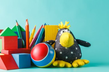 Renkli ahşap oyuncak yapı taşları 