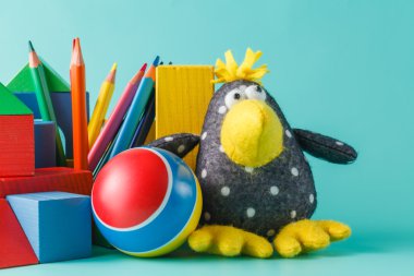 Renkli ahşap oyuncak yapı taşları 