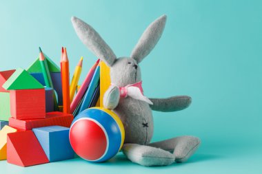 atış yığın çeşitli oyuncaklar ve figurines