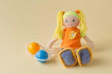 Bebek çıngırağı ile oturan