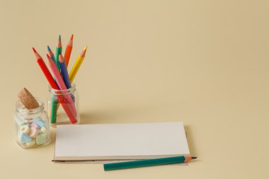 Renkli kalemler bir beyaz kağıt levha ile demet