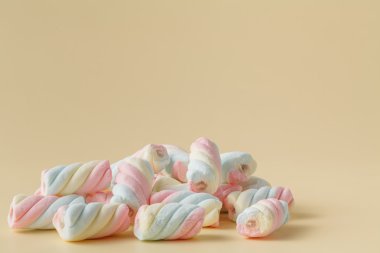 Bej renkli arka plan üzerinde renkli bükülmüş hatmi