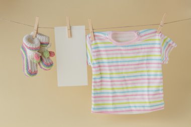 Bebek çorap ve boş Not clothesline üzerinde asılı