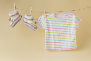 Çamaşırlar çamaşır ipine asılı.