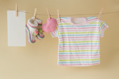 Bebek Ürünleri ve boş Not clothesline üzerinde asılı