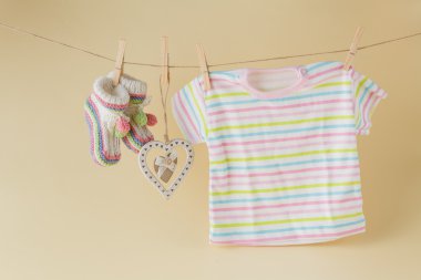 clothesline üzerinde asılı bebek ürünleri