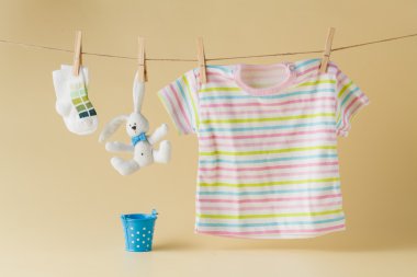 Clothesline üzerinde asılı giyim ve bebek çorap