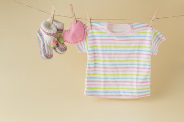 Clothesline üzerinde asılı giyim ve bebek çorap