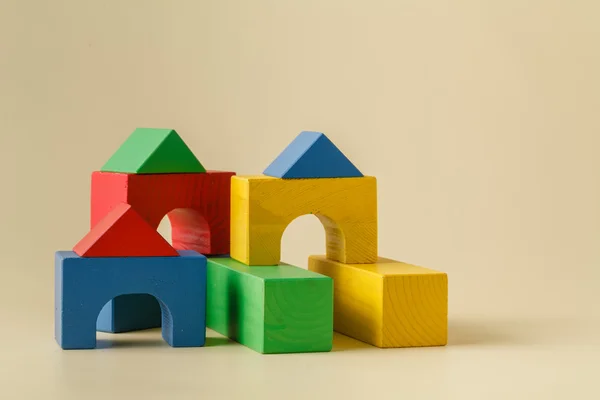 Kinderspiel - Holzklötze über Beige — Stockfoto