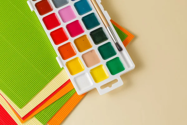 Educación creativa con papel y pinturas de colores — Foto de Stock