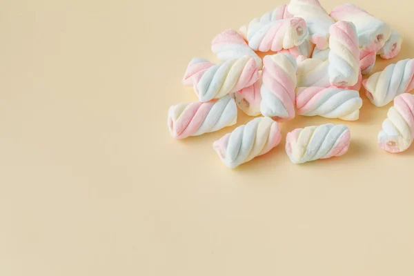 Marshmallow berwarna-warni pada latar belakang beige — Stok Foto
