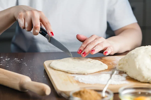 Kobieta kawałki ciasta do przygotowania plików cookie — Zdjęcie stockowe