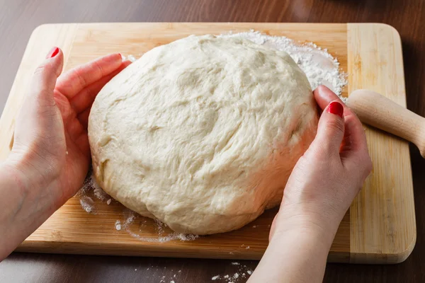 Pizzateig in der Küche zubereiten — Stockfoto