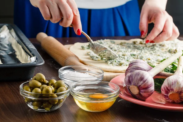 Füllung mit französischem Baguette mit Oliven und Knoblauch — Stockfoto