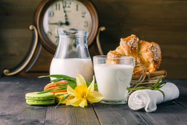 Bahar çiçek ile süt cam