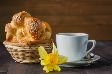 Masada çiçekler olan bir fincan çay.