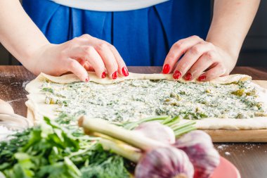 Fransız ekmeği doldurulmuş zeytin ile hazırlama