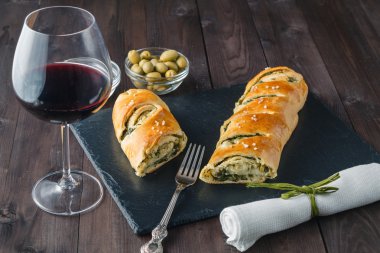 kırmızı şarap ve kayrak plaka üzerinde dolması Fransız ekmeği