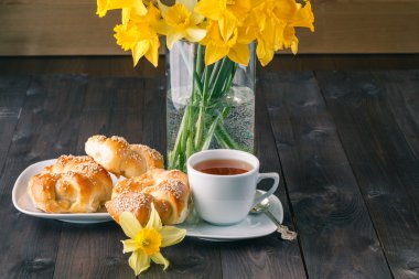 Bahar kahvaltı taze pişmiş huysuz susam çörek ile