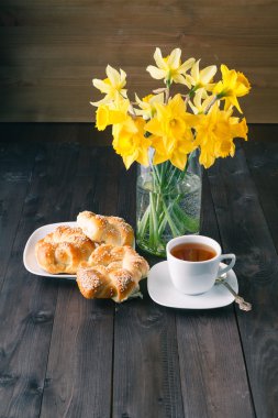 Huysuz susamlı simit çay bardağı ile fırından yeni çıkmış