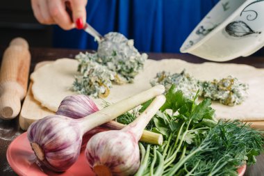 Zeytin ve sarımsak ile dolması Fransız ekmeği