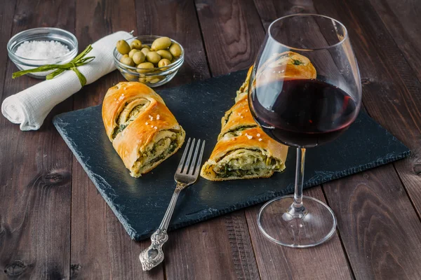 kırmızı şarap ve kayrak plaka üzerinde dolması Fransız ekmeği