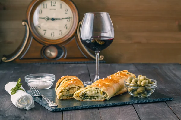 Şarap ayarla, Fransız ekmeği kadeh kırmızı şarap ile doldurulmuş