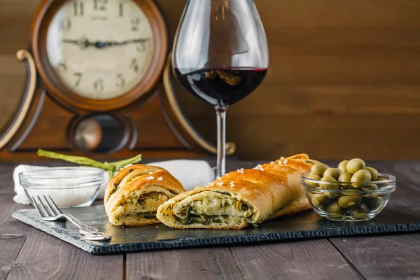 Lezzetli dolma ekmek ve bir bardak kırmızı şarap