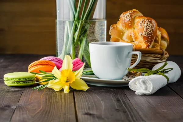 Sarı bahar çiçek ile taze pasta